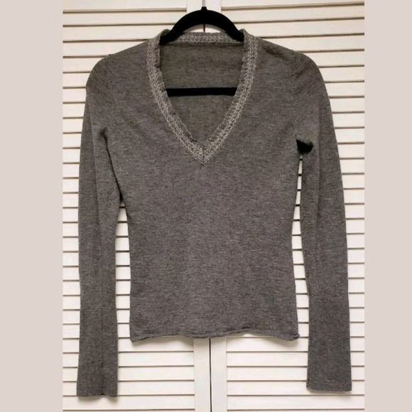 🔥SALE! 100% Cashmere V-Neck Long Sleeve Sweater. - Picture 1 of 3